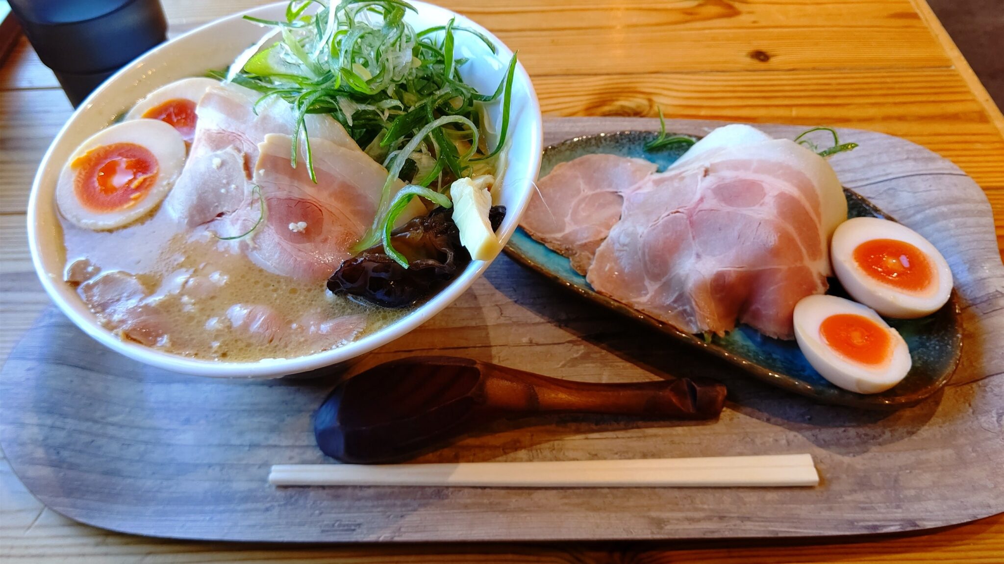 贅沢盛り味噌ラーメンにネギと玉子トッピング