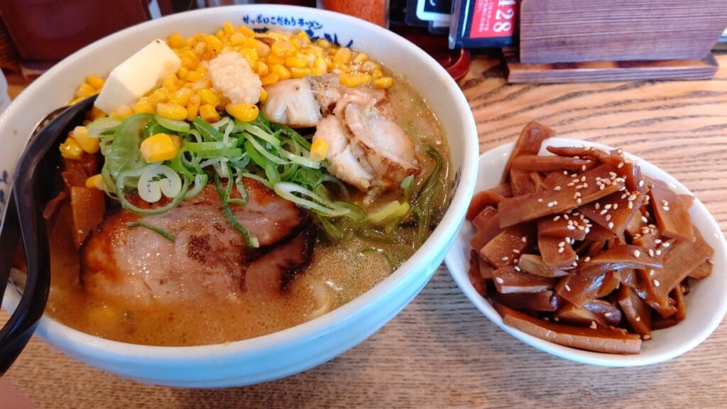 ホタテバターコーンラーメン、皿メンマ