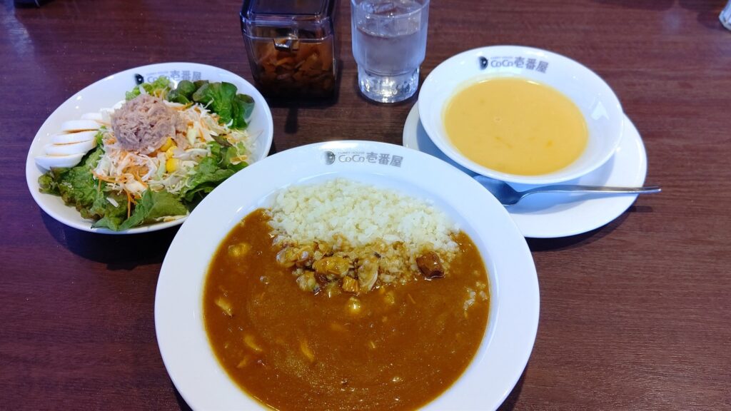 低糖質カレー（ルー１杯増し）にゆで卵とたっぷりあさり、ツナサラダとコーンスープ