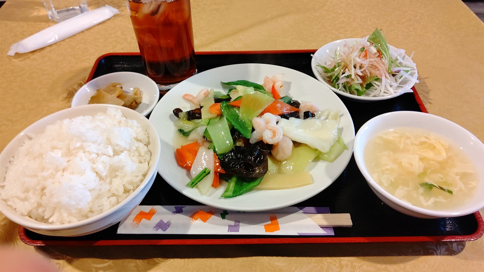 ランチメニュー（エビと野菜の塩炒め）