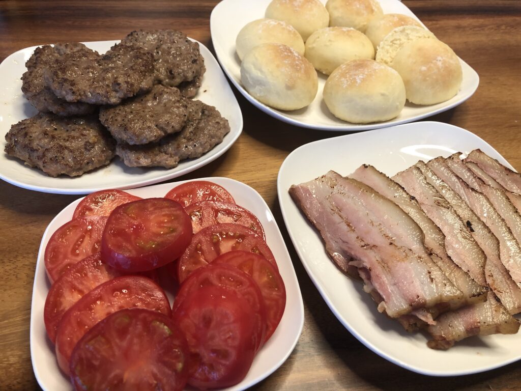 焼きたてパンとじゃじゃ馬トマト、ハンバーグとベーコン