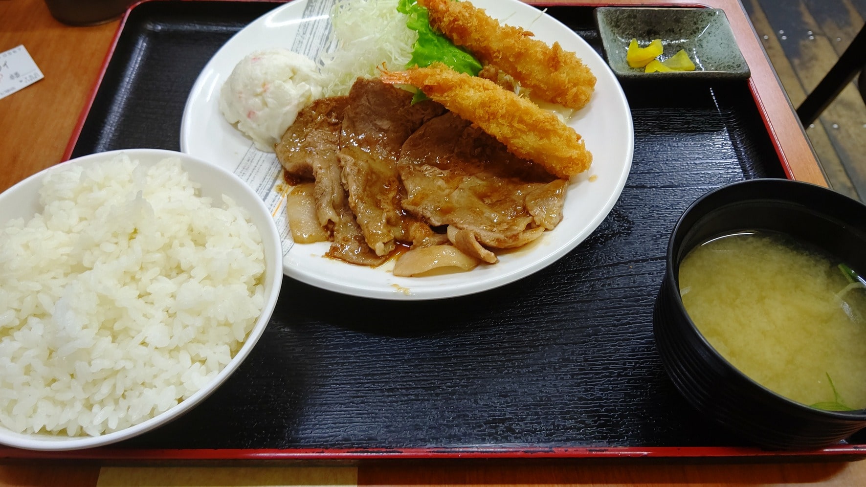 生姜焼きとエビフライ定食