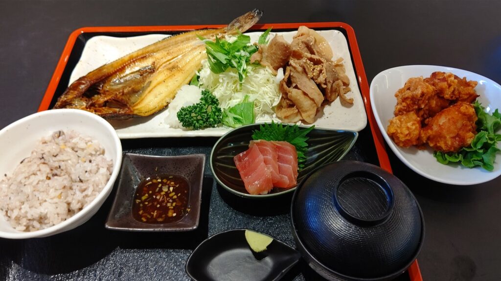 開きホッケ焼き定食　ザンギ生姜焼き刺身