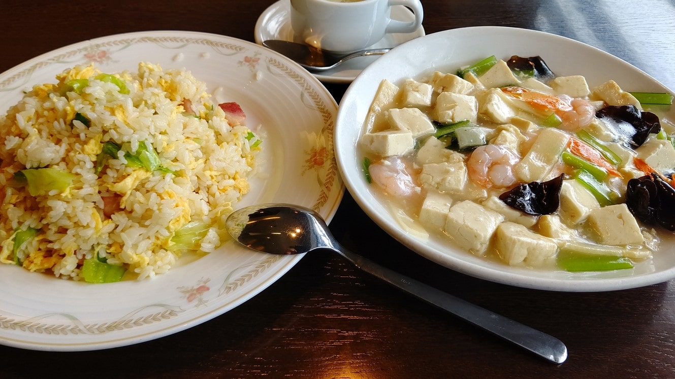 ベーコンとレタスの炒飯、海老と豆腐の塩味煮込み