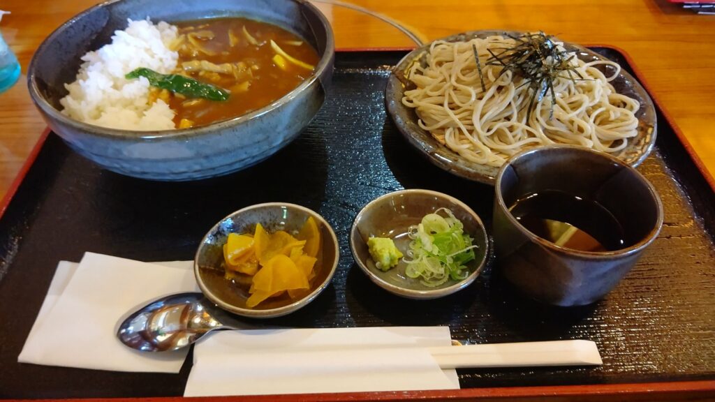 カレーとミニそば（880円）