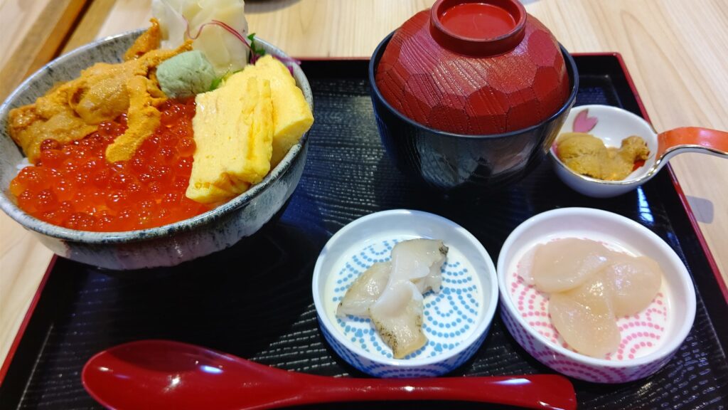 うに・いくら丼、ツブ貝、ホタテ、蒸しうに