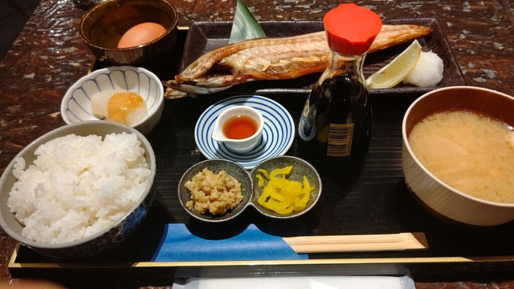 さば魚醤干し焼き魚定食、生卵