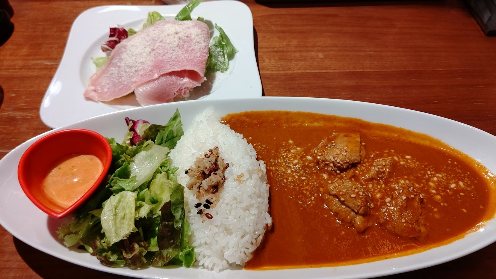 バターチキンカレー、国産ハムのサラダ