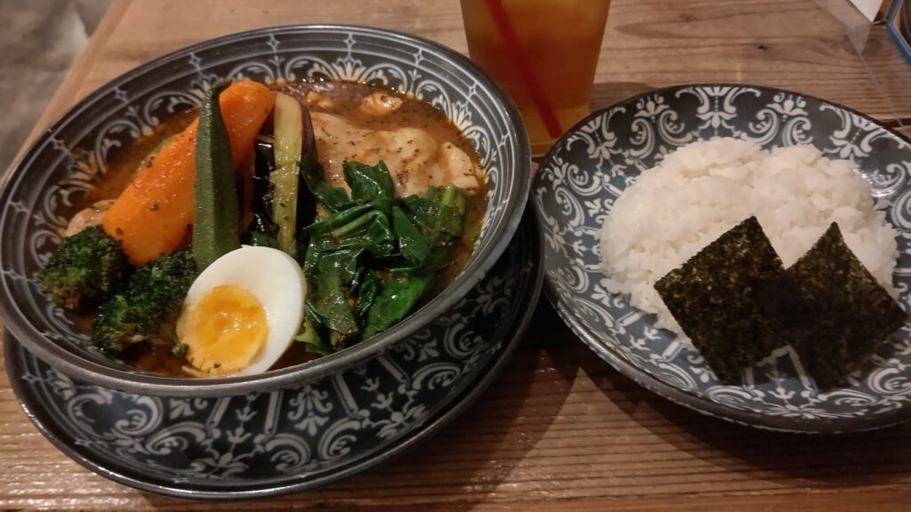 道産チキンと野菜のスープカレー、行者ニンニク